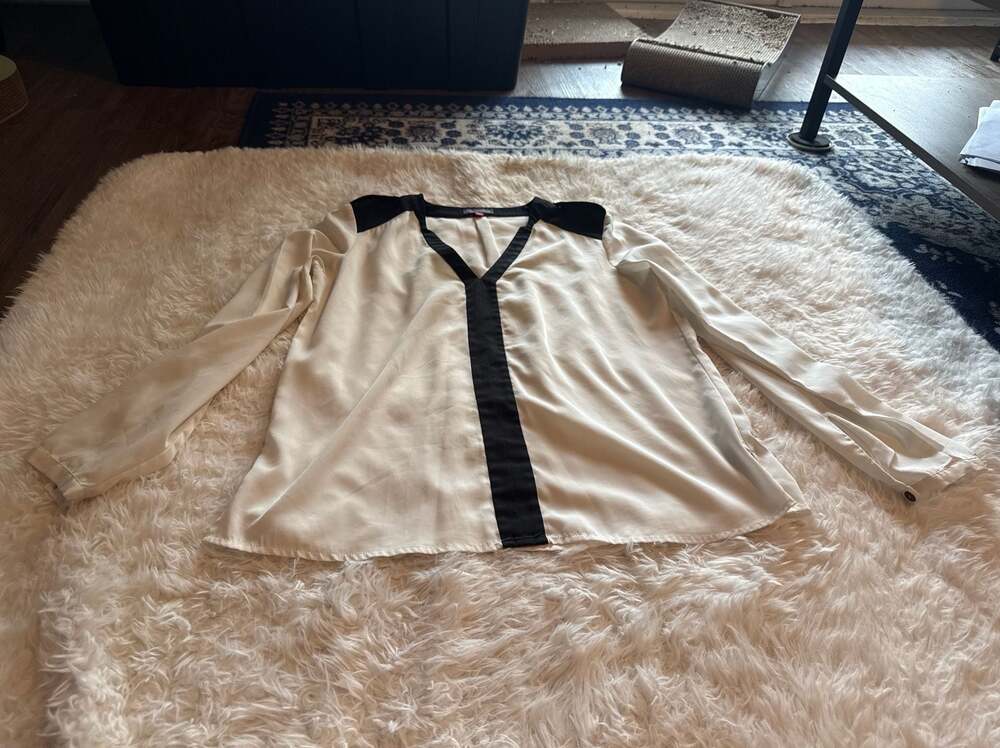 Vince Camuto Ivory V-Neck Long Sleeve Blouse with Black Contrast Trim Size Small